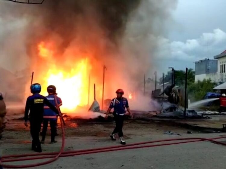 Genset Terbakar, Satu Kios BBM dan Satu Rumah Habis Terbakar di Malinau