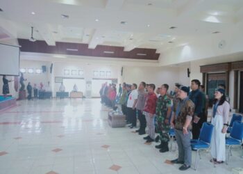 Peserta FGD saat menyanyikan lagu Kebangsaan Indonesia Raya