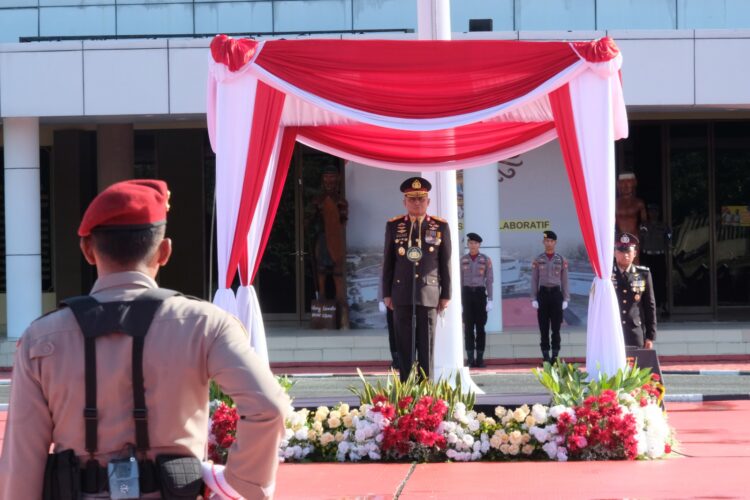 Bertema “Teladani Pahlawanmu, Cintai Negerimu”, Wakapolda Kaltara Pimpin Upacara Peringatan Hari Pahlawan di Mapolda Kaltara
