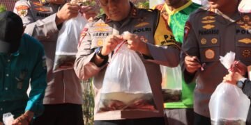 Penebaran Benih Ikan Lele oleh Polda Kaltara Dalam Rangka Mendukung Swasembada Pangan