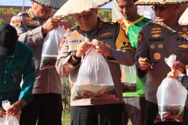 Penebaran Benih Ikan Lele oleh Polda Kaltara Dalam Rangka Mendukung Swasembada Pangan
