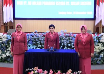 Acara Serah Terima Wakil Ketua Bhayangkari Daerah Kaltara dari Ny. Iin Golkar Pangarso kepada Ny. Wulan Soesono