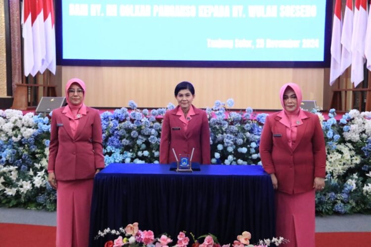 Acara Serah Terima Wakil Ketua Bhayangkari Daerah Kaltara dari Ny. Iin Golkar Pangarso kepada Ny. Wulan Soesono