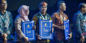 Gubernur Terima Penghargaan HAM