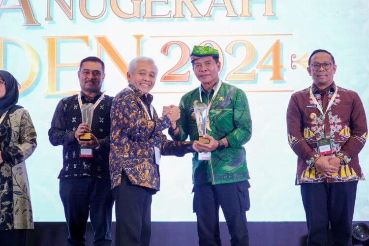 Sukses Target EBT, Gubernur Zainal Raih Penghargaan DEN 2024