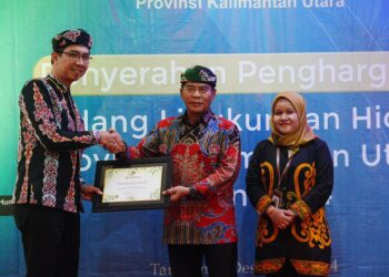 Gubernur Zainal Serahkan Penghargaan Lingkungan Hidup 2024