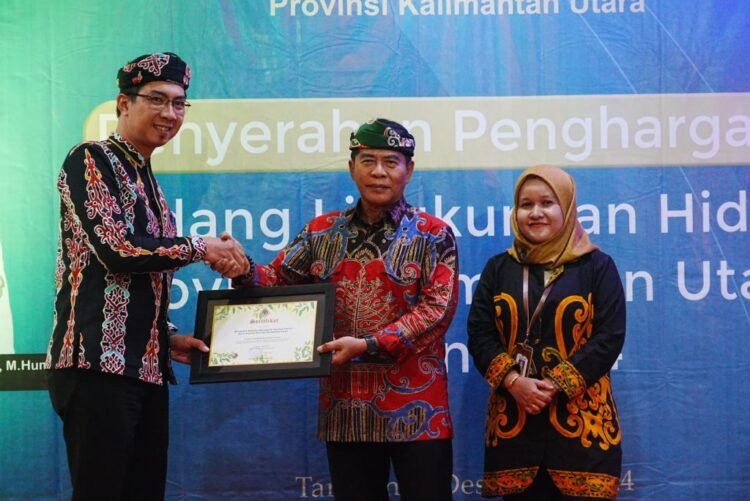 Gubernur Zainal Serahkan Penghargaan Lingkungan Hidup 2024