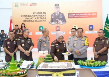 Kapolda Kaltara bersama PJU Polda Kaltara Berikan Surprise dan Ucapan Selamat atas Kenaikan Pangkat kepada Kajati Kaltara