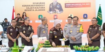 Kapolda Kaltara bersama PJU Polda Kaltara Berikan Surprise dan Ucapan Selamat atas Kenaikan Pangkat kepada Kajati Kaltara