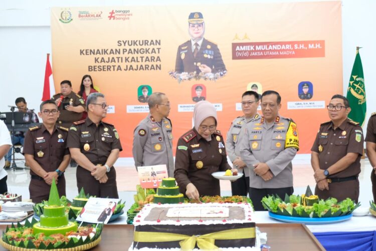 Kapolda Kaltara bersama PJU Polda Kaltara Berikan Surprise dan Ucapan Selamat atas Kenaikan Pangkat kepada Kajati Kaltara