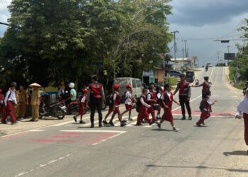 Wujudkan Rasa Aman dan Nyaman, Ditsamapta Polda Kaltara Bantu Anak Sekolah Menyebrang Jalan