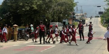 Wujudkan Rasa Aman dan Nyaman, Ditsamapta Polda Kaltara Bantu Anak Sekolah Menyebrang Jalan