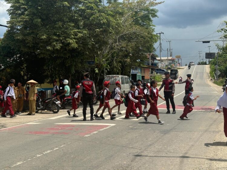 Wujudkan Rasa Aman dan Nyaman, Ditsamapta Polda Kaltara Bantu Anak Sekolah Menyebrang Jalan