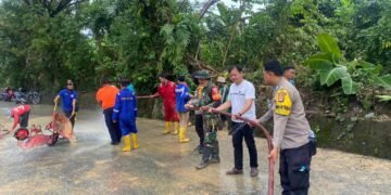 Longsor Tutupi Jalan Karungan, TNI-Polri, Masyarakat dan Dinas Terkait Gerak Cepat