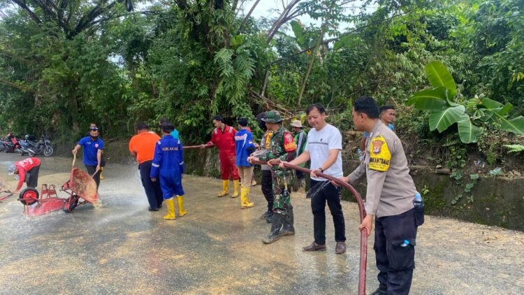 Longsor Tutupi Jalan Karungan, TNI-Polri, Masyarakat dan Dinas Terkait Gerak Cepat