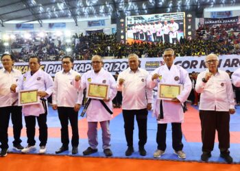 Kapolda Kaltara Terima Sabuk Hitam Kehormatan INKANAS dalam Kejurnas Karate Piala Kapolri