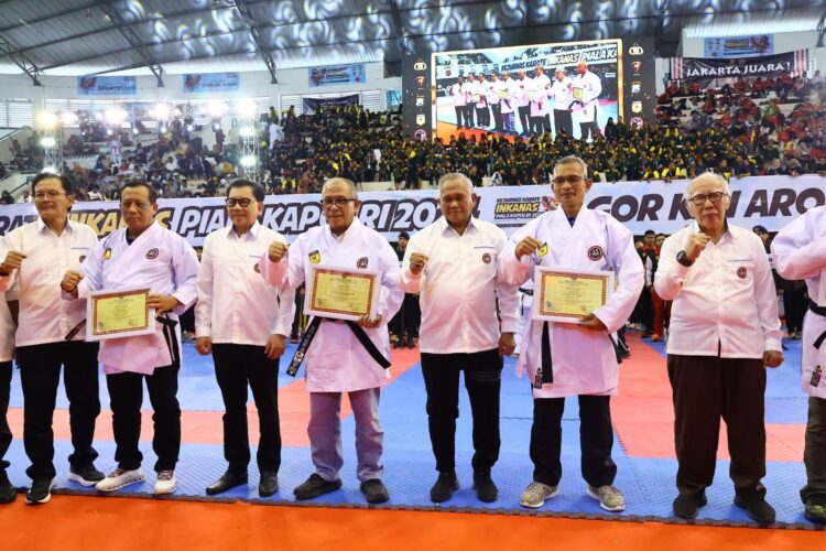Kapolda Kaltara Terima Sabuk Hitam Kehormatan INKANAS dalam Kejurnas Karate Piala Kapolri