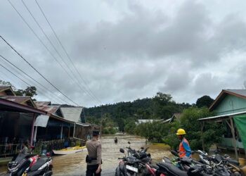 Tanggap Bencana Banjir, Personil Polsek Sekatak Lakukan Evakuasi dan Bantu Warga*