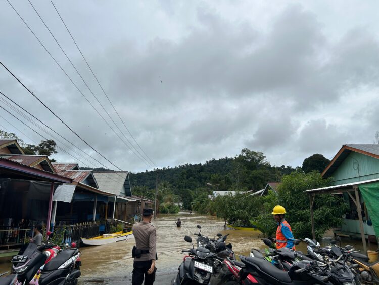 Tanggap Bencana Banjir, Personil Polsek Sekatak Lakukan Evakuasi dan Bantu Warga*
