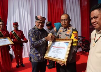 Wakapolda Kaltara Menerima Langsung Piagam Penghargaan Dari Kepala BNN RI di Kota Tarakan
