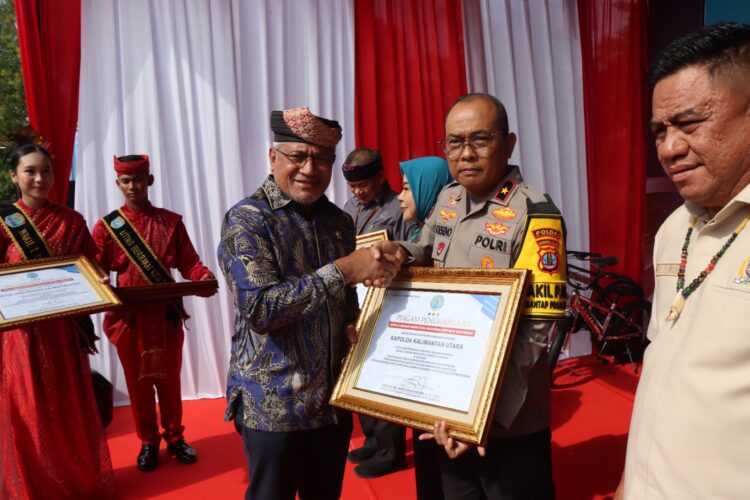 Wakapolda Kaltara Menerima Langsung Piagam Penghargaan Dari Kepala BNN RI di Kota Tarakan