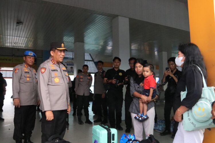 Pastikan Kemanan Jelang Nataru, Kapolda Kaltara Sapa Penumpang Speed Boad di Pelabuhan Tengkayu 1