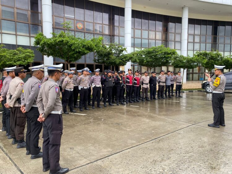 Dirlantas Polda Kaltara Memberikan Arahan pada Apel Pagi OPS Lilin Kayan 2024 di Halaman Mapolda Kaltara