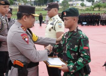 Kapolda Kaltara Pimpin Apel Pagi Sekaligus Penyerahan Penghargaan Kepada Personel Berprestasi