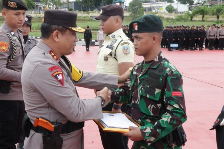 Kapolda Kaltara Pimpin Apel Pagi Sekaligus Penyerahan Penghargaan Kepada Personel Berprestasi