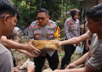 Semangat Gotong Royong, Personel Polres Bersama Masyarakat dan Bayangkari Kerja Bakti Bersikan Sisa Longsor