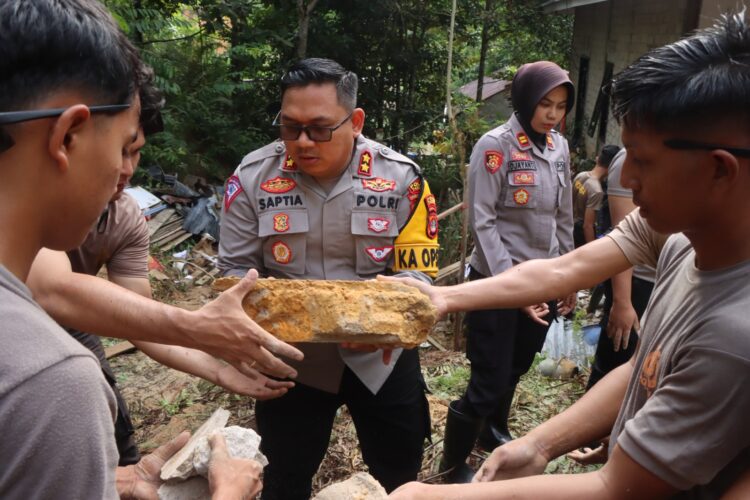 Semangat Gotong Royong, Personel Polres Bersama Masyarakat dan Bayangkari Kerja Bakti Bersikan Sisa Longsor