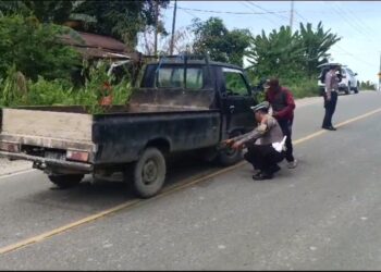 Simpatik, Anggota Ditlantas Polda Kaltara Langsung Bantu Mobil Masyarakat yang Mengalami Kerusakan Dijalan