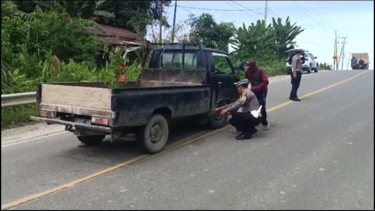 Simpatik, Anggota Ditlantas Polda Kaltara Langsung Bantu Mobil Masyarakat yang Mengalami Kerusakan Dijalan