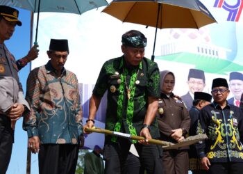Gubernur Zainal Letakkan Batu Pertama Pembangunan Masjid Ar-Rahman