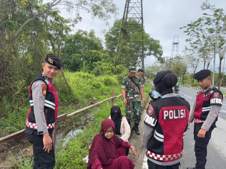 Dit. Samapta Polda Kaltara Beraksi Cepat Tolong Pengendara R2 yang Out Off Control