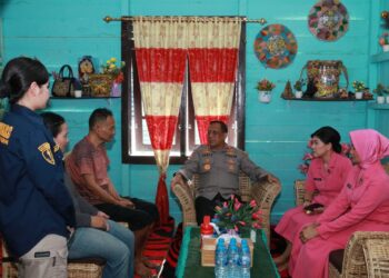Wujud Kepedulian dan Penghargaan, Kapolda Kaltara Kunjungi Personel Polres Malinau yang Sakit Menahun