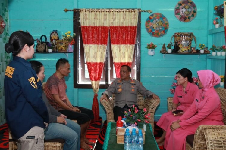 Wujud Kepedulian dan Penghargaan, Kapolda Kaltara Kunjungi Personel Polres Malinau yang Sakit Menahun