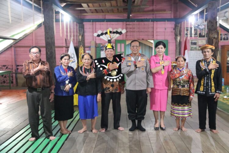 Kapolda Kaltara Bersilaturahmi dengan Wakil Ketua Adat Dayak Bulusu di Sekatak