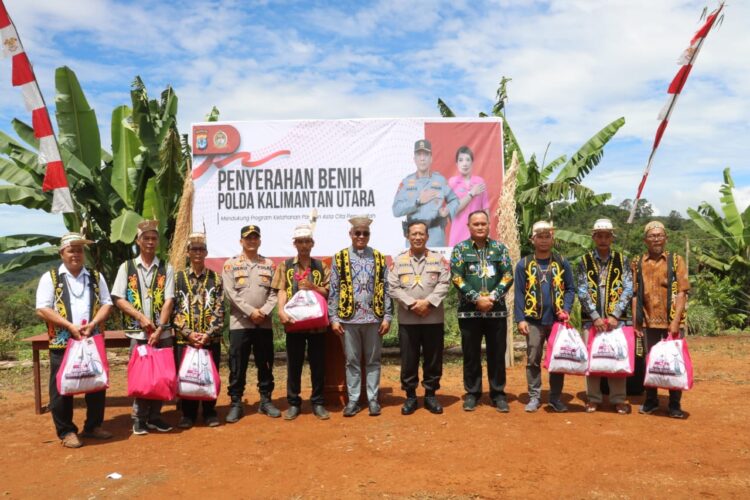 Pertama Kali Dikunjungi Kapolda, Warga Long Ampung Terharu