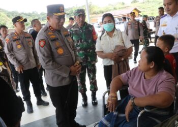 Kapolda Kaltara Sapa Warga Long Ampung dalam Kunjungan Kerja di Perbatasan