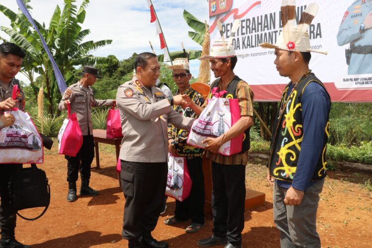 Dorong Ketahanan Pangan, Kapolda Kaltara Serahkan 800 Bibit Untuk Kelompok Tani