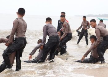 Latihan SAR untuk Siaga Bencana Alam di Pantai Tanah Kuning oleh Direktorat Samapta Polda Kaltara