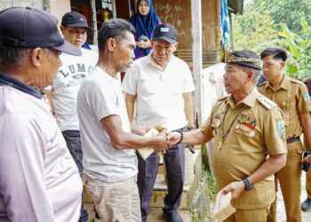 Gubernur Zainal Serahkan Bantuan Sosial Korban Kebakaran Rumah dan Tanah Longsor Di Kota Taraka