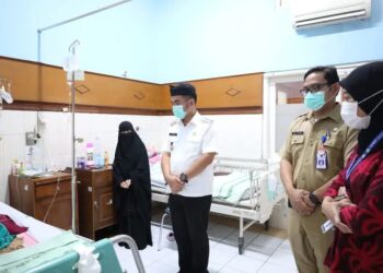 Pj. Wali Kota Kunjungi Bayi Kembar Siam di RSUD Dr. Soetomo, Pastikan Perawatan Optimal