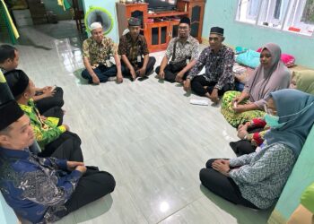 Penyerahan Donasi Dari Kelompok ASN Untuk Korban Kebakaran Didampingi Samian Camat Tanah Lia