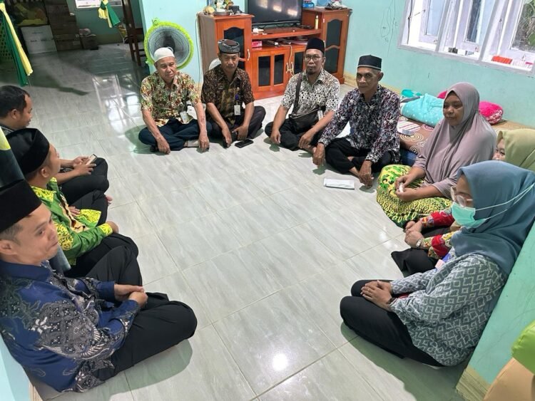 Penyerahan Donasi Dari Kelompok ASN Untuk Korban Kebakaran Didampingi Samian Camat Tanah Lia