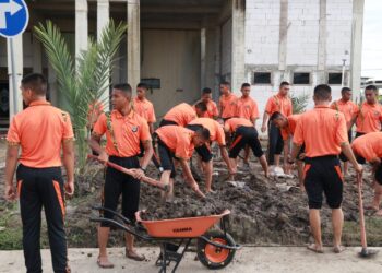 Jum’at Bersih, Polda Kaltara Melaksanakan Bersih-Bersih Lingkungan Mako Polda Kaltara
