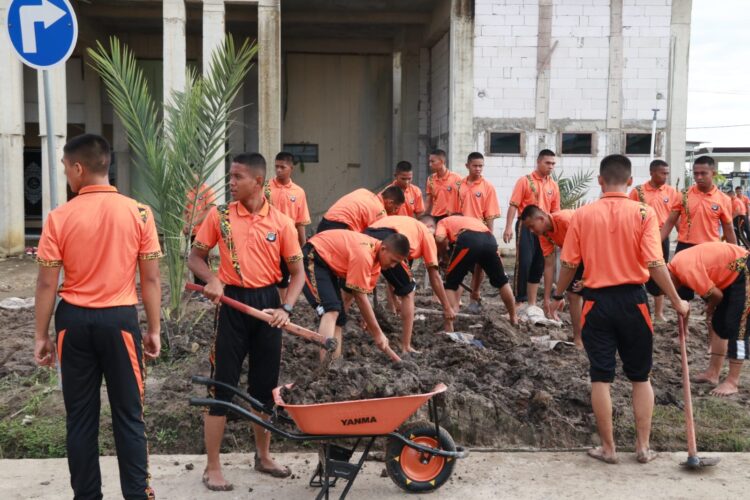 Jum’at Bersih, Polda Kaltara Melaksanakan Bersih-Bersih Lingkungan Mako Polda Kaltara
