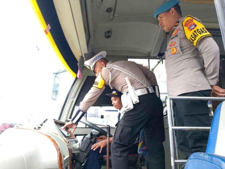 Ramp Check Kenderaan Damri Oleh Personel Operasi Keselamatan Kayan 2025 Guna Pastikan Keamanan Angkutan Umum