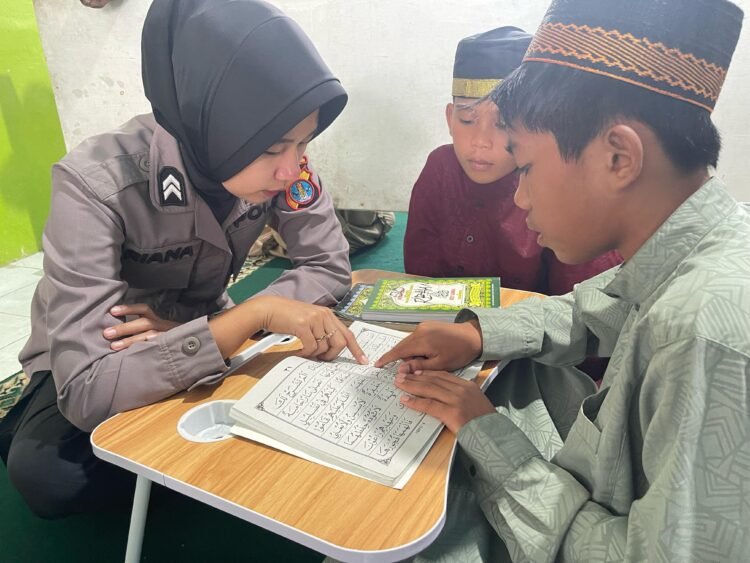 Ciptakan Lingkungan Rama Anak di Kampung Bebas Narkoba, Polwan Polres Tarakan Jadi Guru Ngaji